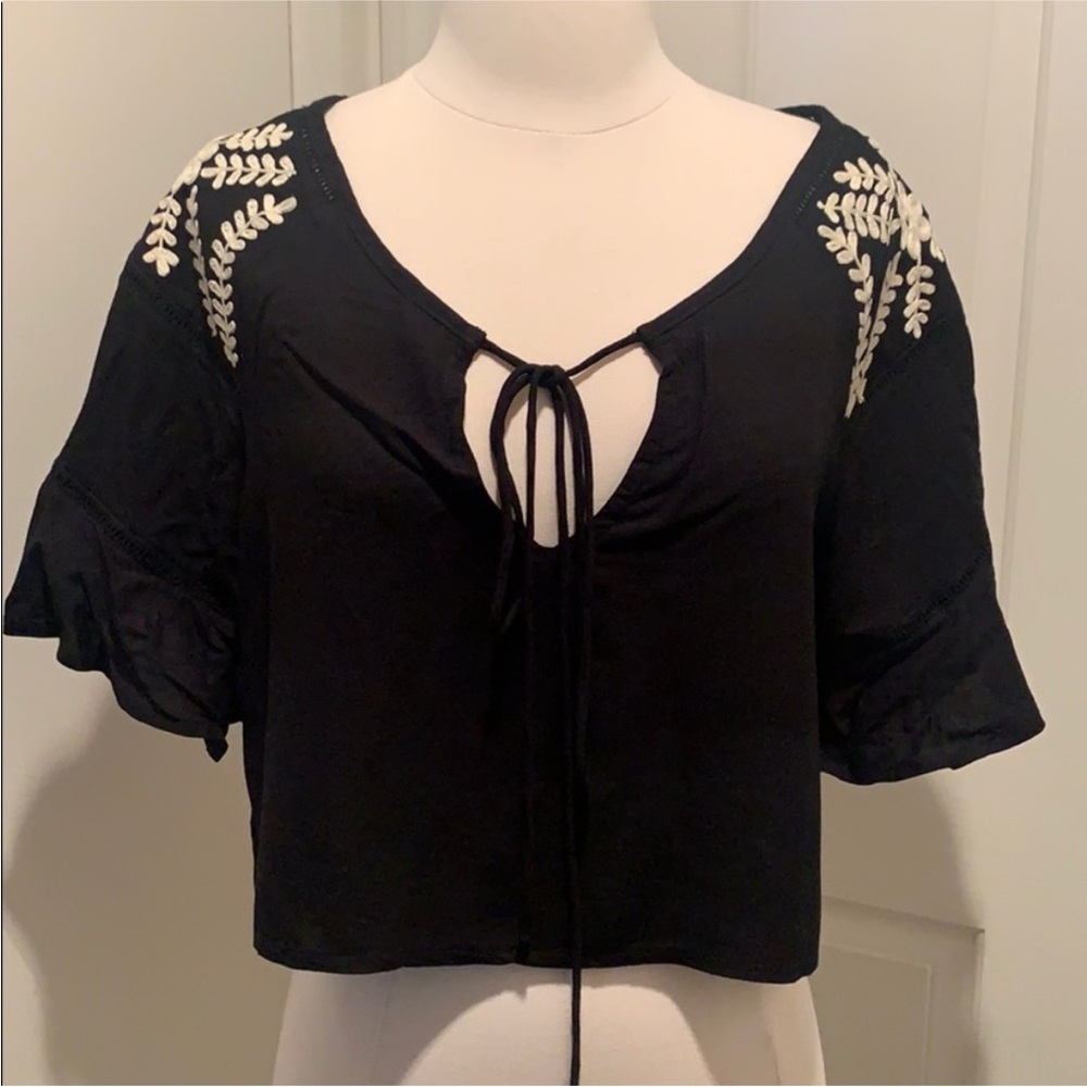 CLEOBELLA Black Embroidered Crop Top